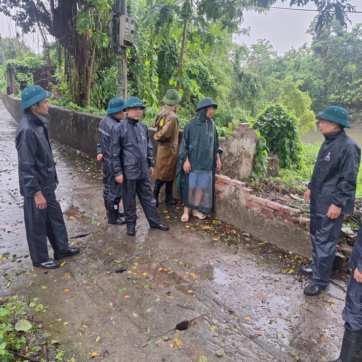 Chủ tịch UBND xã Tam Hưng Bùi Đình Thái kiểm tra thực địa, chỉ đạo ứng phó khẩn trương với bão số 3- Ảnh 2.