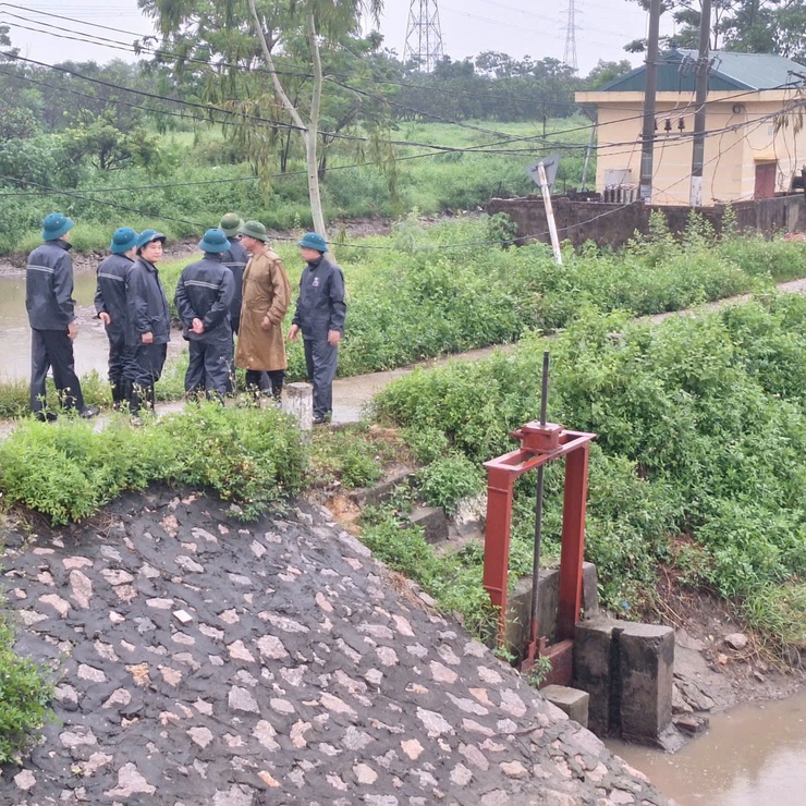 Chủ tịch UBND xã Tam Hưng Bùi Đình Thái kiểm tra thực địa, chỉ đạo ứng phó khẩn trương với bão số 3- Ảnh 1.