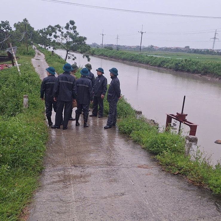 Chủ tịch UBND xã Tam Hưng Bùi Đình Thái kiểm tra thực địa, chỉ đạo ứng phó khẩn trương với bão số 3- Ảnh 3.