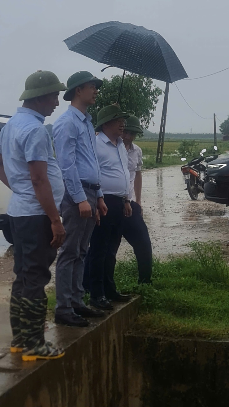 Đồng chí Bí thư Đảng ủy, Chủ tịch HĐND xã Hoàng Anh Tuấn kiểm tra, chỉ đạo công tác phòng, chống bão số 3- Ảnh 1.