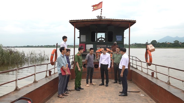 Chủ tịch UBND xã Minh Châu kiểm tra công tác phòng, chống bão số 3 tại bến đò ngang và các điểm trọng yếu trên địa bàn xã- Ảnh 1.