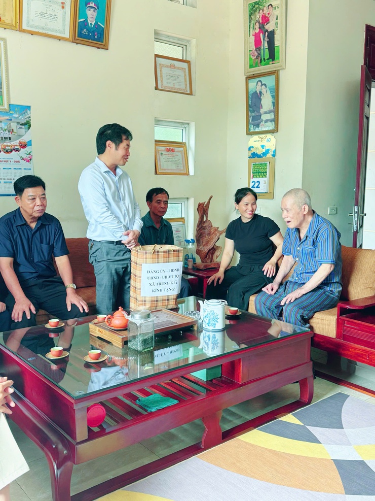 Đồng chí Nguyễn Bá Hoàng - Phó Bí thư Đảng uỷ, Chủ tịch UBND xã Trung Giã thăm, tặng quà Mẹ Việt Nam anh hùng, thân nhân liệt sĩ, thương, bệnh binh nặng nhân kỷ niệm 78 năm Ngày Thương binh - Liệt sĩ (27/7/1947 - 27/7/2025)- Ảnh 3.