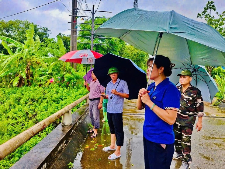 UBND XÃ YÊN BÀI TỔ CHỨC KIỂM TRA CÁC ĐIỂM CÓ NGUY CƠ SẠT LỞ VÀ TẮC NGHẼN DÒNG CHẢY- Ảnh 1.