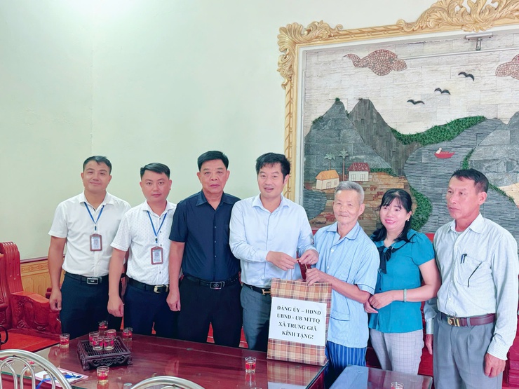 Đồng chí Nguyễn Bá Hoàng - Phó Bí thư Đảng uỷ, Chủ tịch UBND xã Trung Giã thăm, tặng quà Mẹ Việt Nam anh hùng, thân nhân liệt sĩ, thương, bệnh binh nặng nhân kỷ niệm 78 năm Ngày Thương binh - Liệt sĩ (27/7/1947 - 27/7/2025)- Ảnh 1.