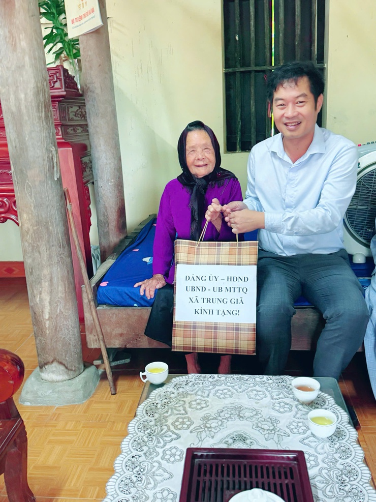 Đồng chí Nguyễn Bá Hoàng - Phó Bí thư Đảng uỷ, Chủ tịch UBND xã Trung Giã thăm, tặng quà Mẹ Việt Nam anh hùng, thân nhân liệt sĩ, thương, bệnh binh nặng nhân kỷ niệm 78 năm Ngày Thương binh - Liệt sĩ (27/7/1947 - 27/7/2025)- Ảnh 2.