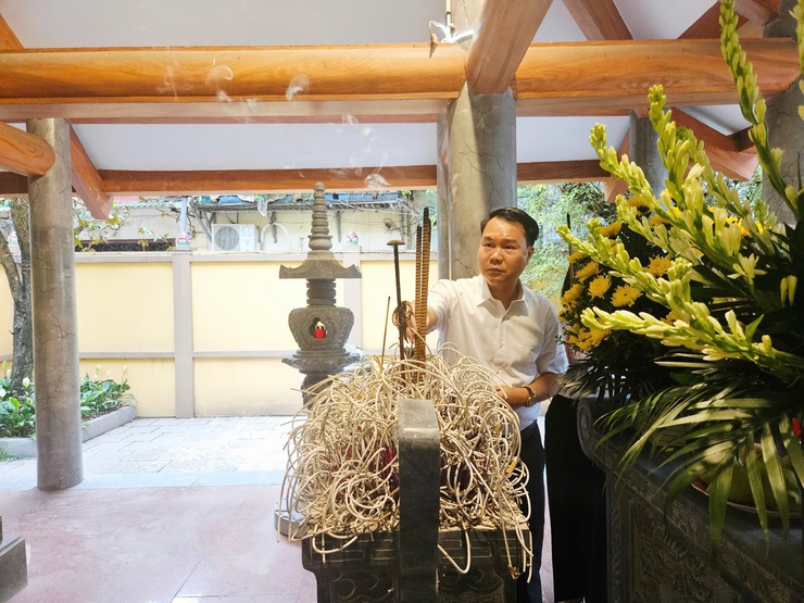 PHƯỜNG HOÀNG MAI TỔ CHỨC LỄ DÂNG HƯƠNG TƯỞNG NIỆM MẸ VIỆT NAM ANH HÙNG, ANH HÙNG LIỆT SĨ; THĂM VÀ TẶNG QUÀ CÁC ĐỐI TƯỢNG CHÍNH SÁCH NHÂN DỊP KỶ NIỆM 78 NĂM NGÀY THƯƠNG BINH, LIỆT SĨ- Ảnh 3.