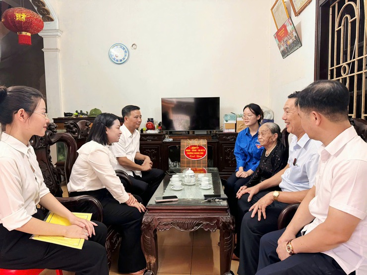 PHƯỜNG HOÀNG MAI TỔ CHỨC LỄ DÂNG HƯƠNG TƯỞNG NIỆM MẸ VIỆT NAM ANH HÙNG, ANH HÙNG LIỆT SĨ; THĂM VÀ TẶNG QUÀ CÁC ĐỐI TƯỢNG CHÍNH SÁCH NHÂN DỊP KỶ NIỆM 78 NĂM NGÀY THƯƠNG BINH, LIỆT SĨ- Ảnh 2.