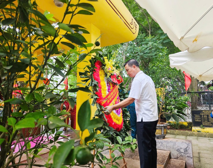 PHƯỜNG HOÀNG MAI TỔ CHỨC LỄ DÂNG HƯƠNG TƯỞNG NIỆM MẸ VIỆT NAM ANH HÙNG, ANH HÙNG LIỆT SĨ; THĂM VÀ TẶNG QUÀ CÁC ĐỐI TƯỢNG CHÍNH SÁCH NHÂN DỊP KỶ NIỆM 78 NĂM NGÀY THƯƠNG BINH, LIỆT SĨ- Ảnh 7.