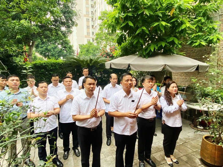 PHƯỜNG HOÀNG MAI TỔ CHỨC LỄ DÂNG HƯƠNG TƯỞNG NIỆM MẸ VIỆT NAM ANH HÙNG, ANH HÙNG LIỆT SĨ; THĂM VÀ TẶNG QUÀ CÁC ĐỐI TƯỢNG CHÍNH SÁCH NHÂN DỊP KỶ NIỆM 78 NĂM NGÀY THƯƠNG BINH, LIỆT SĨ- Ảnh 1.