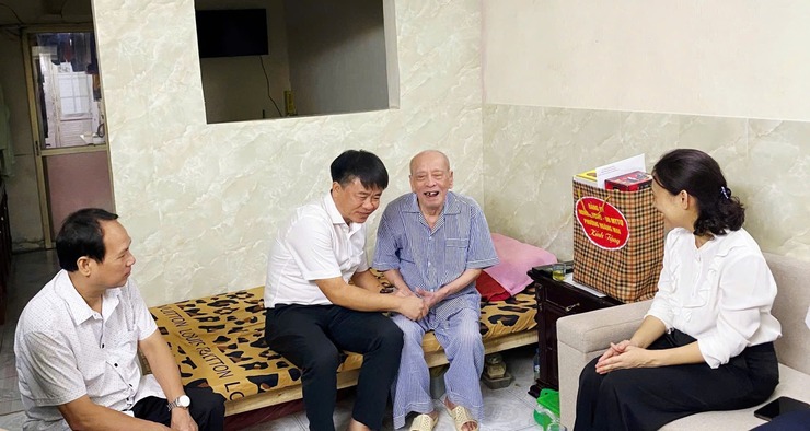 PHƯỜNG HOÀNG MAI TỔ CHỨC LỄ DÂNG HƯƠNG TƯỞNG NIỆM MẸ VIỆT NAM ANH HÙNG, ANH HÙNG LIỆT SĨ; THĂM VÀ TẶNG QUÀ CÁC ĐỐI TƯỢNG CHÍNH SÁCH NHÂN DỊP KỶ NIỆM 78 NĂM NGÀY THƯƠNG BINH, LIỆT SĨ- Ảnh 6.