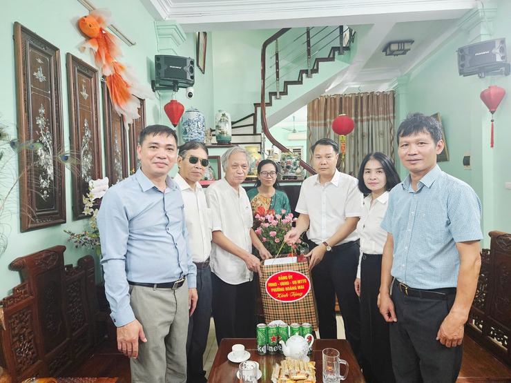 PHƯỜNG HOÀNG MAI TỔ CHỨC LỄ DÂNG HƯƠNG TƯỞNG NIỆM MẸ VIỆT NAM ANH HÙNG, ANH HÙNG LIỆT SĨ; THĂM VÀ TẶNG QUÀ CÁC ĐỐI TƯỢNG CHÍNH SÁCH NHÂN DỊP KỶ NIỆM 78 NĂM NGÀY THƯƠNG BINH, LIỆT SĨ- Ảnh 5.