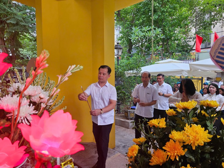 PHƯỜNG HOÀNG MAI TỔ CHỨC LỄ DÂNG HƯƠNG TƯỞNG NIỆM MẸ VIỆT NAM ANH HÙNG, ANH HÙNG LIỆT SĨ; THĂM VÀ TẶNG QUÀ CÁC ĐỐI TƯỢNG CHÍNH SÁCH NHÂN DỊP KỶ NIỆM 78 NĂM NGÀY THƯƠNG BINH, LIỆT SĨ- Ảnh 4.