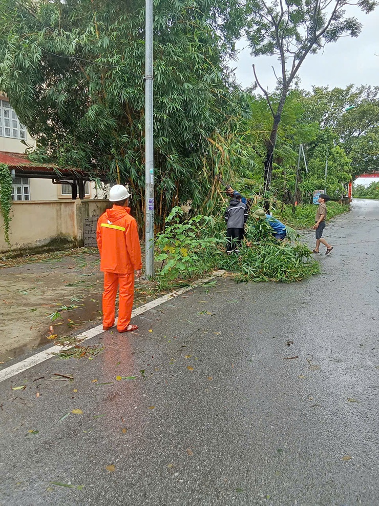Xã Phượng Dực: Chủ động bơm tiêu thoát nước nước bảo vệ sản xuất và đảm bảo giao thông thông suốt- Ảnh 2.