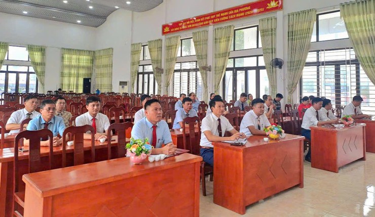 ĐẢNG ỦY UBND XÃ PHÚC SƠN TỔ CHỨC HỘI NGHỊ CÔNG BỐ VÀ TRAO CÁC QUYẾT ĐỊNH THÀNH LẬP CHI BỘ VÀ CÔNG TÁC CÁN BỘ- Ảnh 1.