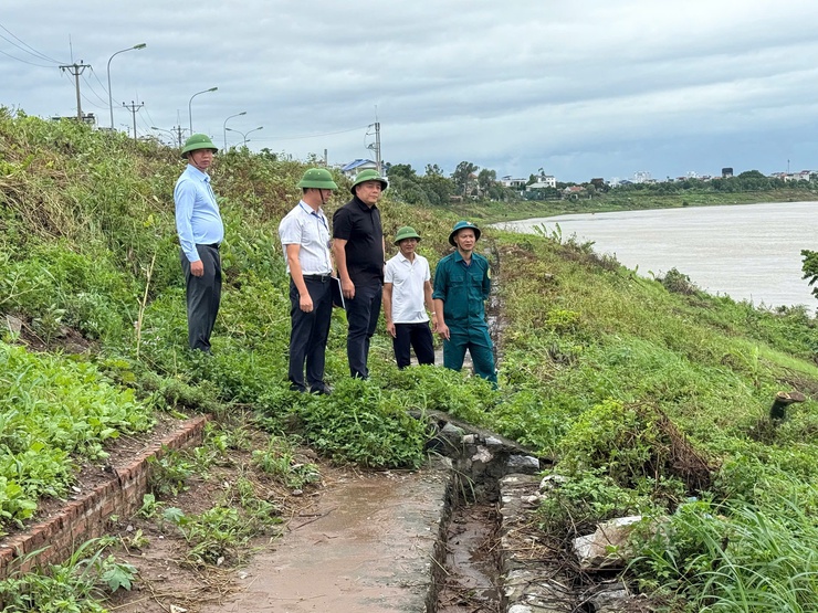 Ban Chỉ huy phòng thủ dân sự phường Bồ Đề kiểm tra công tác ứng trực phòng chống bão số 3 - Wipha- Ảnh 2.