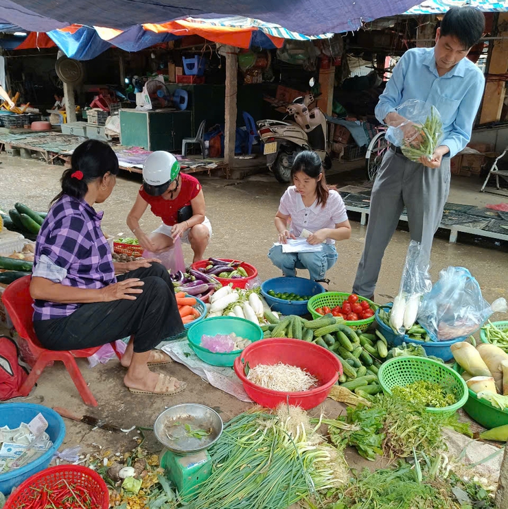 Ứng Hoà tăng cường kiểm tra, giám sát đảm bảo an toàn thực phẩm trên địa bàn.- Ảnh 1.