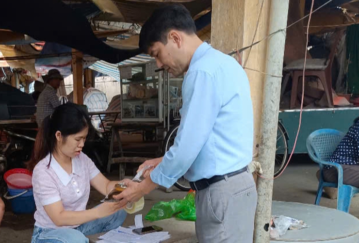 Ứng Hoà tăng cường kiểm tra, giám sát đảm bảo an toàn thực phẩm trên địa bàn.- Ảnh 3.