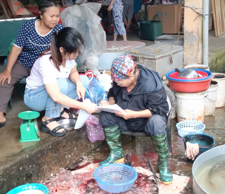 Ứng Hoà tăng cường kiểm tra, giám sát đảm bảo an toàn thực phẩm trên địa bàn.- Ảnh 4.