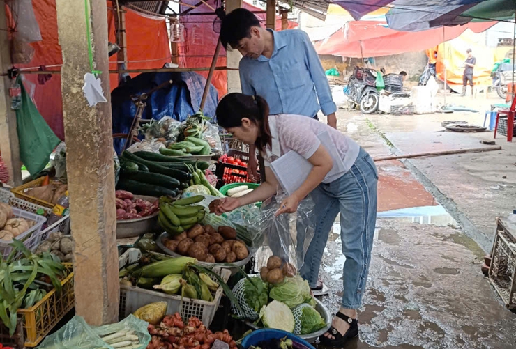 Ứng Hoà tăng cường kiểm tra, giám sát đảm bảo an toàn thực phẩm trên địa bàn.- Ảnh 2.