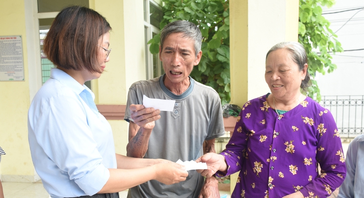TRAO BÒ GIỐNG SINH SẢN HỖ TRỢ PHÁT TRIỂN SINH KẾ CHO 2 HỘ CÓ HOÀN CẢNH KHÓ KHĂN TẠI THÔN THỐNG NHẤT.- Ảnh 1.