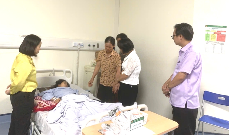 Lãnh đạo xã Ứng Hòa thăm, tặng quà học sinh bị tai nạn do giông lốc- Ảnh 1.