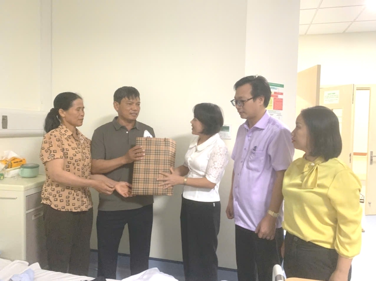 Lãnh đạo xã Ứng Hòa thăm, tặng quà học sinh bị tai nạn do giông lốc- Ảnh 2.