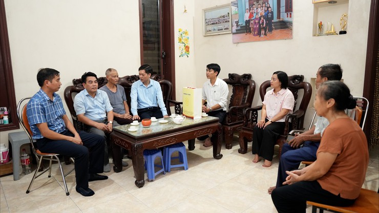 Đồng chí Bí thư Đảng uỷ tặng quà gia đình chính sách nhân dịp kỷ niệm 78 năm ngày thương binh liệt sĩ- Ảnh 1.