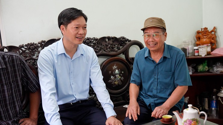 Đồng chí Bí thư Đảng uỷ tặng quà gia đình chính sách nhân dịp kỷ niệm 78 năm ngày thương binh liệt sĩ- Ảnh 2.