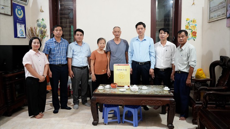 Đồng chí Bí thư Đảng uỷ tặng quà gia đình chính sách nhân dịp kỷ niệm 78 năm ngày thương binh liệt sĩ- Ảnh 5.