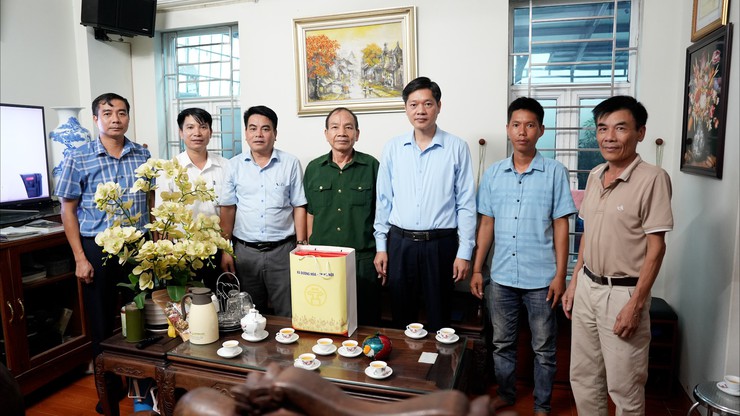 Đồng chí Bí thư Đảng uỷ tặng quà gia đình chính sách nhân dịp kỷ niệm 78 năm ngày thương binh liệt sĩ- Ảnh 6.