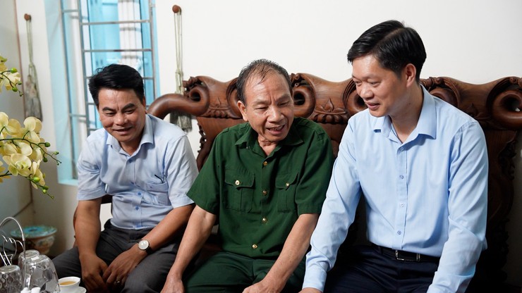 Đồng chí Bí thư Đảng uỷ tặng quà gia đình chính sách nhân dịp kỷ niệm 78 năm ngày thương binh liệt sĩ- Ảnh 7.