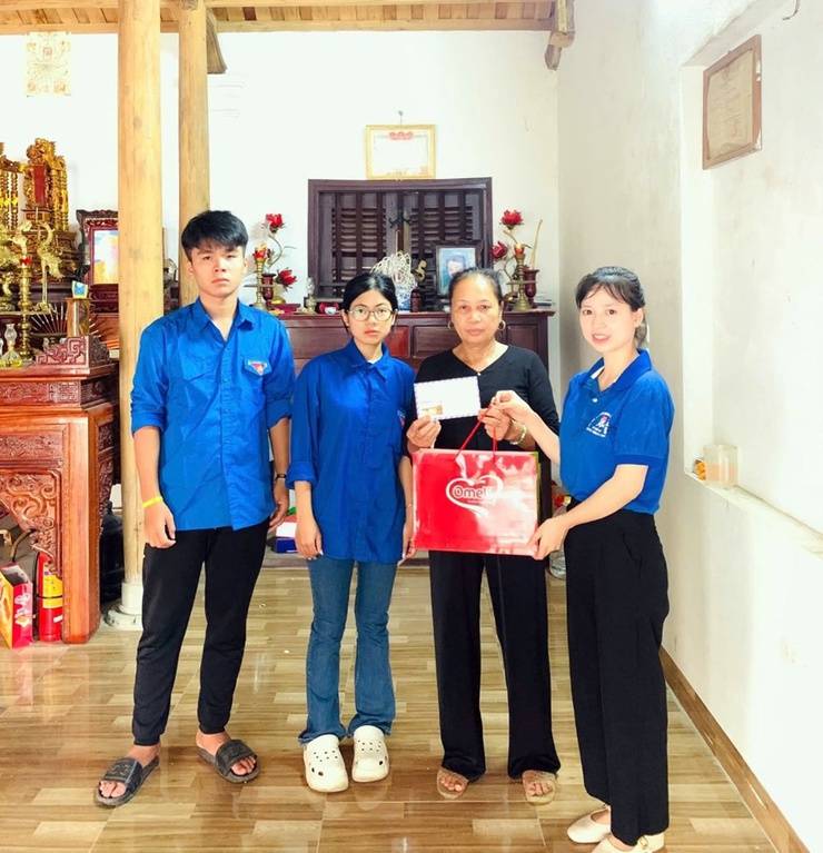 Đoàn thanh niên xã Quảng Bị tổ chưc chương trình “Mâm cơm nghĩa tình” và thăm, tặng quà gia đình người có công- Ảnh 2.