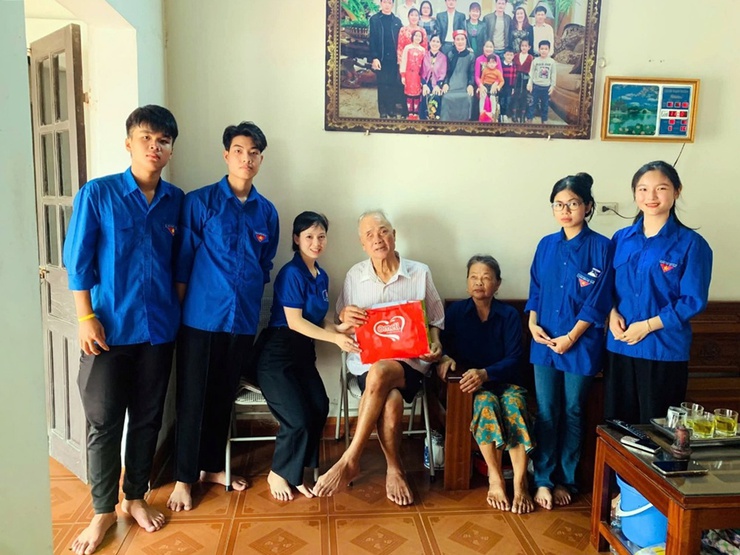 Đoàn thanh niên xã Quảng Bị tổ chưc chương trình “Mâm cơm nghĩa tình” và thăm, tặng quà gia đình người có công- Ảnh 3.