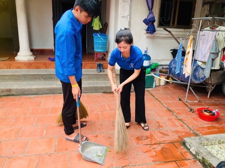 Đoàn thanh niên xã Quảng Bị tổ chưc chương trình “Mâm cơm nghĩa tình” và thăm, tặng quà gia đình người có công- Ảnh 4.