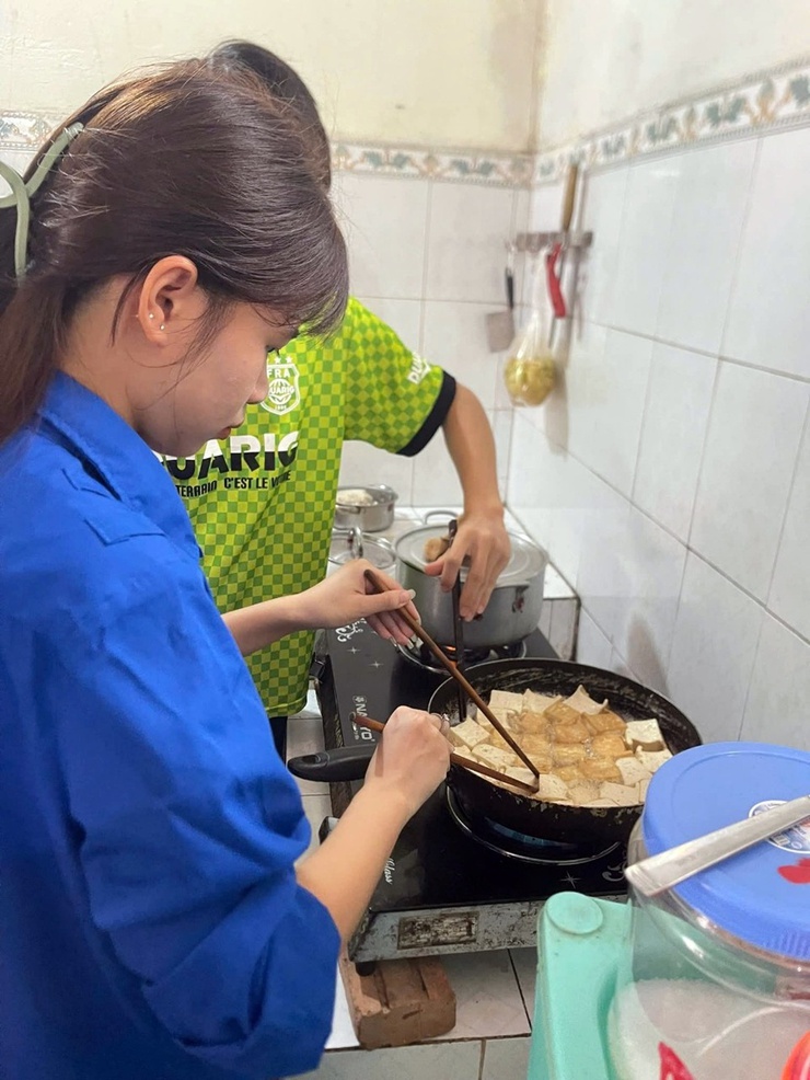 Đoàn thanh niên xã Quảng Bị tổ chưc chương trình “Mâm cơm nghĩa tình” và thăm, tặng quà gia đình người có công- Ảnh 5.