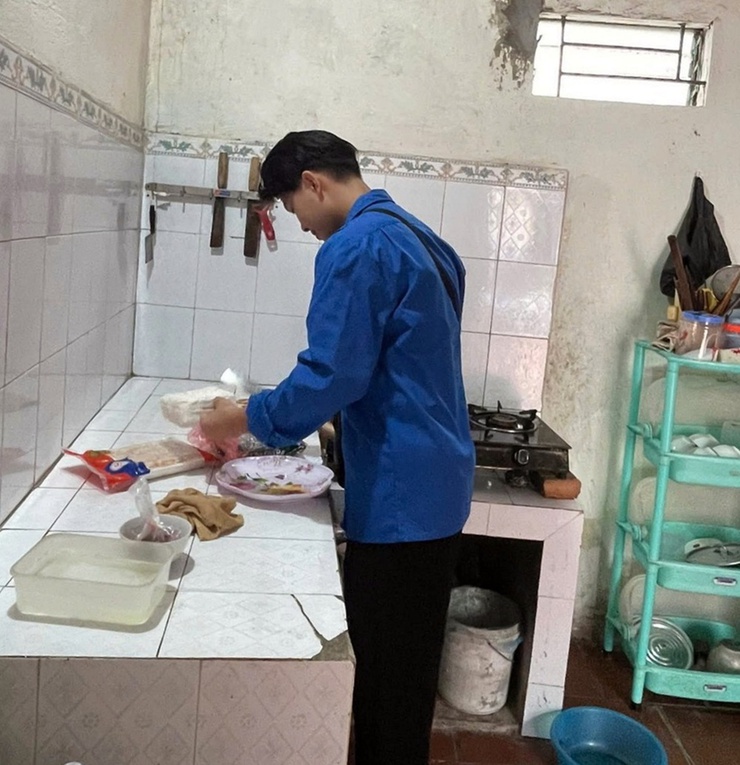 Đoàn thanh niên xã Quảng Bị tổ chưc chương trình “Mâm cơm nghĩa tình” và thăm, tặng quà gia đình người có công- Ảnh 6.
