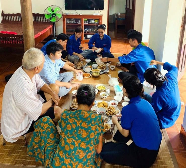 Đoàn thanh niên xã Quảng Bị tổ chưc chương trình “Mâm cơm nghĩa tình” và thăm, tặng quà gia đình người có công- Ảnh 8.