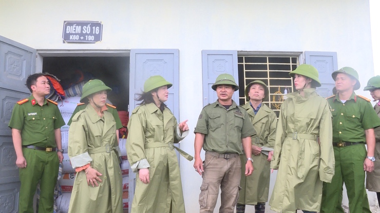XÃ VÂN ĐÌNH: ĐỒNG CHÍ BÍ THƯ ĐẢNG ỦY TRIỂN KHAI CÁC BIỆN PHÁP ỨNG PHÓ KHẨN CẤP BÃO SỐ 3- Ảnh 3.
