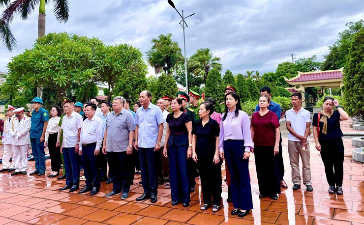 Lễ dâng hương, dâng hoa tưởng niệm ngày Thương binh liệt sỹ 27/7- Ảnh 1.