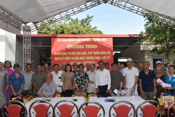 Phường Hoàng Mai tổ chức khám, tư vấn chăm sóc sức khỏe, cấp thuốc, tặng quà cho đối tượng chính sách nhân kỷ niệm 78 nặm Ngày Thương binh - Liệt sĩ (27/7/1947 - 27/7/2025)- Ảnh 1.