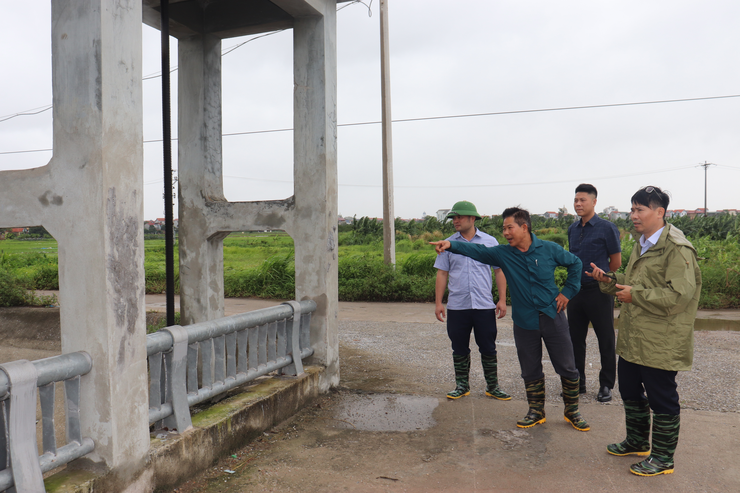 Lãnh đạo xã Thuận An kiểm tra công tác ứng phố bão số 3- WIPHA- Ảnh 6.