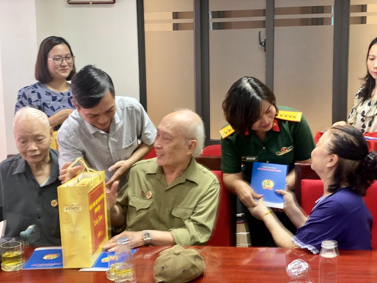 Phường Ba Đình: Tặng quà gia đình chính sách nhân kỷ niệm 78 năm ngày Thương binh- Liệt sĩ- Ảnh 3.
