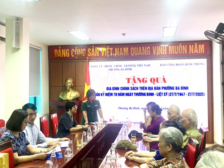Phường Ba Đình: Tặng quà gia đình chính sách nhân kỷ niệm 78 năm ngày Thương binh- Liệt sĩ- Ảnh 1.