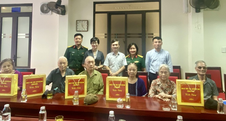 Phường Ba Đình: Tặng quà gia đình chính sách nhân kỷ niệm 78 năm ngày Thương binh- Liệt sĩ- Ảnh 6.