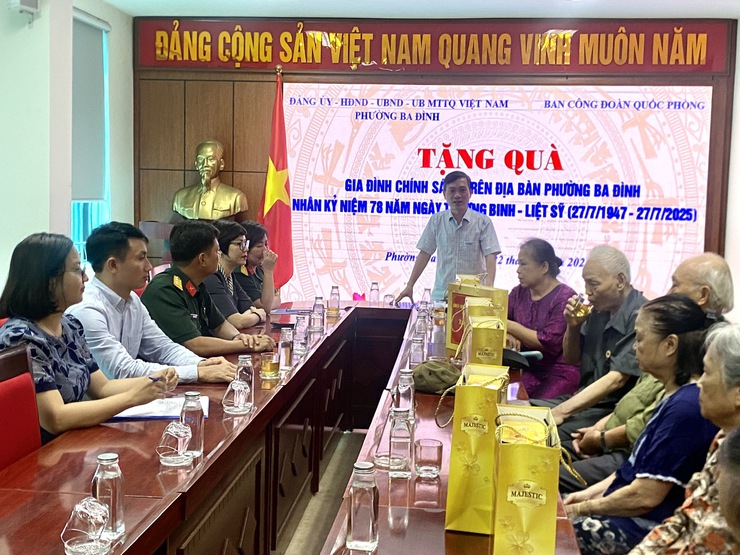 Phường Ba Đình: Tặng quà gia đình chính sách nhân kỷ niệm 78 năm ngày Thương binh- Liệt sĩ- Ảnh 5.