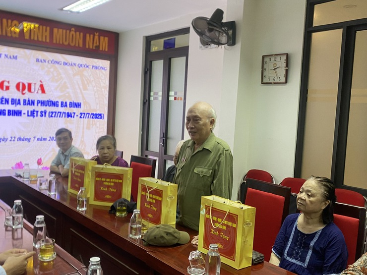 Phường Ba Đình: Tặng quà gia đình chính sách nhân kỷ niệm 78 năm ngày Thương binh- Liệt sĩ- Ảnh 4.