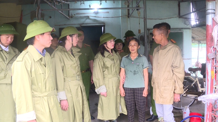 XÃ VÂN ĐÌNH: ĐỒNG CHÍ BÍ THƯ ĐẢNG ỦY TRIỂN KHAI CÁC BIỆN PHÁP ỨNG PHÓ KHẨN CẤP BÃO SỐ 3- Ảnh 4.
