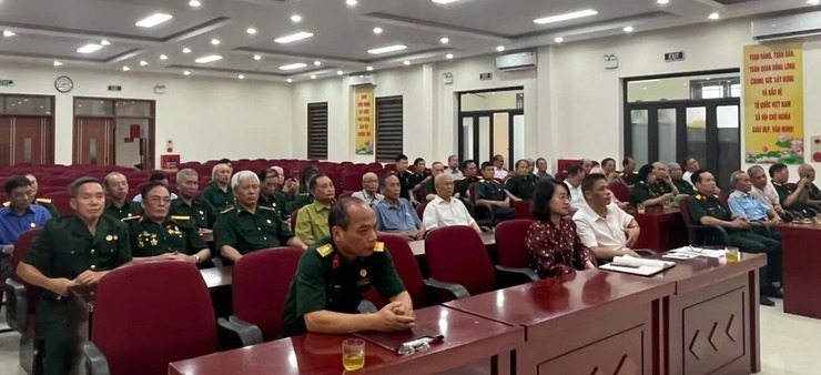  Phường Định Công gặp mặt, tặng quà thương, bệnh binh; người nhiễm chất độc da cam gương mẫu, tiêu biểu- Ảnh 1.