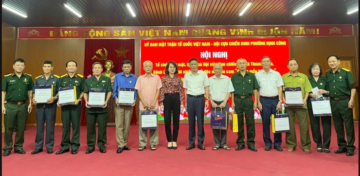  Phường Định Công gặp mặt, tặng quà thương, bệnh binh; người nhiễm chất độc da cam gương mẫu, tiêu biểu- Ảnh 3.