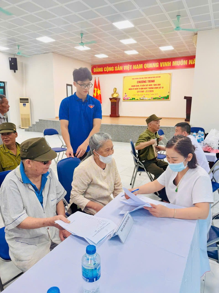 Tổ chức khám, tư vấn sức khoẻ và tặng quà cho các đối tượng chính sách, NCC- Ảnh 2.